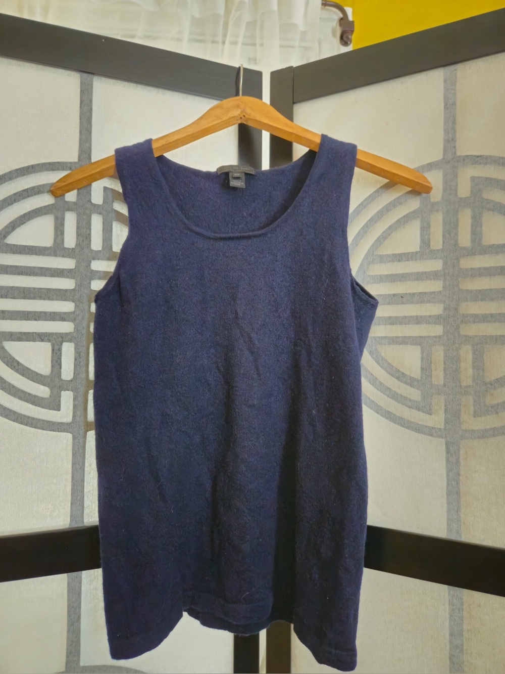 Saks Fifth Avenue. Cashmere sleeveless top.  Size Medium